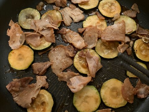 ズッキーニのコマ肉炒め